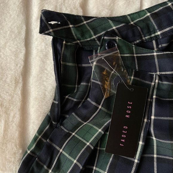 Green skirt - Picture 2 of 3